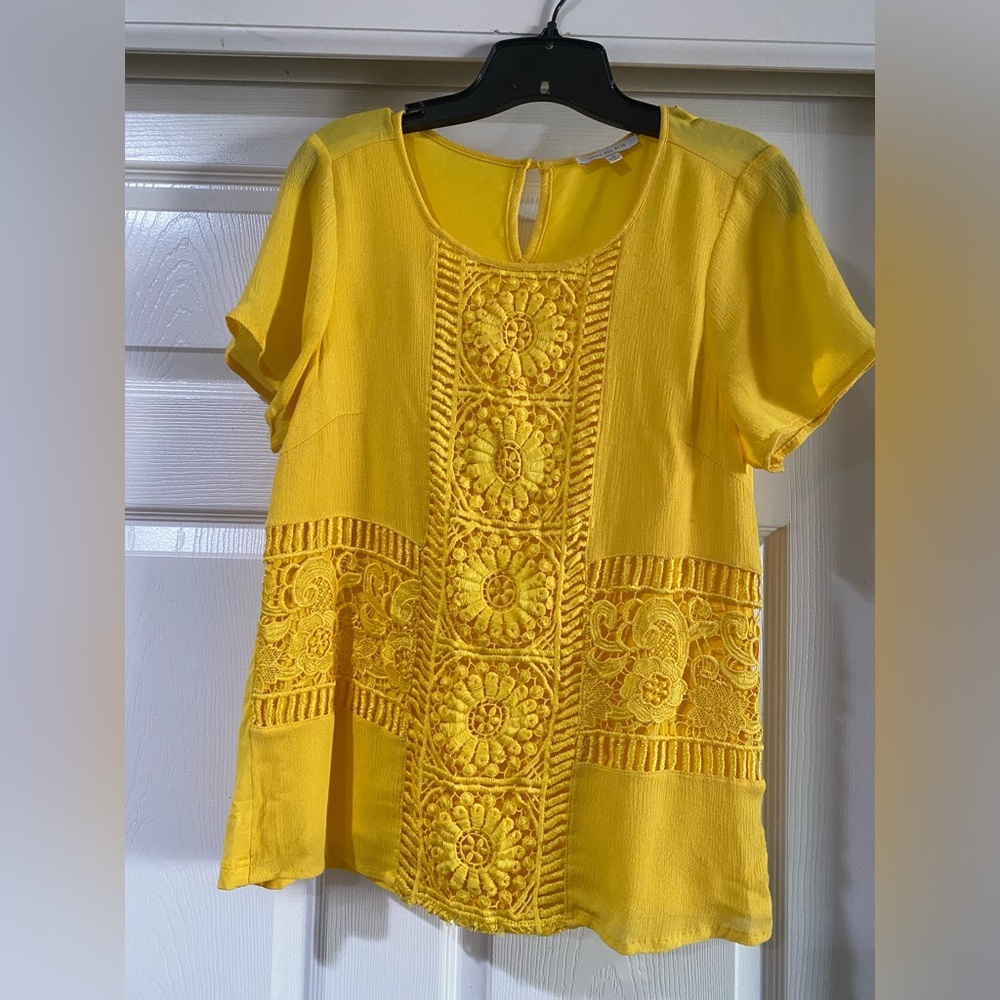 Skies Are Blue Yellow Lace Detail Women's Top Size Small‎